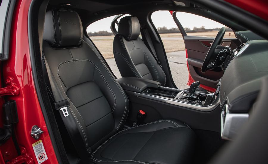 Интерьер Jaguar XE P300 R-Dynamic 2019 года  (NA) (фото 37 из 40)